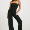Grovstickad bandeau-jumpsuit med utsvängda ben i svart Grovstickad bandeau-jumpsuit med utsvängda ben i svart