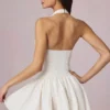 Haddie Modal Broderie Anglaise halterneck-miniklänning i vitt Haddie Modal Broderie Anglaise halterneck-miniklänning i vitt