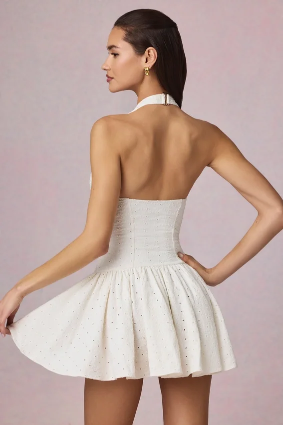 Haddie Modal Broderie Anglaise halterneck-miniklänning i vitt Haddie Modal Broderie Anglaise halterneck-miniklänning i vitt