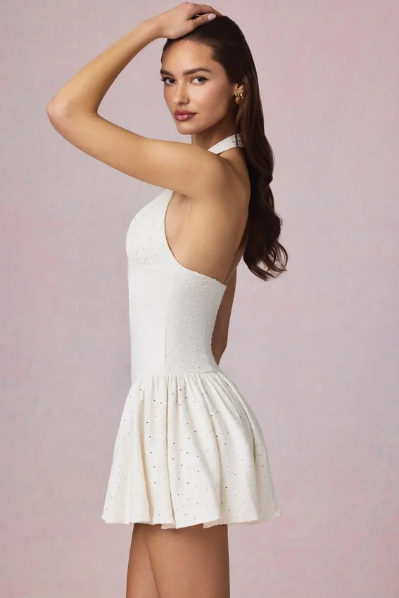 Haddie Modal Broderie Anglaise halterneck-miniklänning i vitt Haddie Modal Broderie Anglaise halterneck-miniklänning i vitt