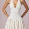 Haddie Modal Broderie Anglaise halterneck-miniklänning i vitt Haddie Modal Broderie Anglaise halterneck-miniklänning i vitt