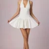 Haddie Modal Broderie Anglaise halterneck-miniklänning i vitt Haddie Modal Broderie Anglaise halterneck-miniklänning i vitt
