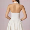 Haddie Modal Broderie Anglaise halterneck-miniklänning i vitt Haddie Modal Broderie Anglaise halterneck-miniklänning i vitt