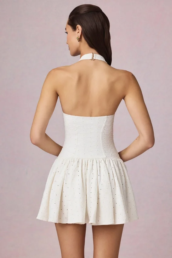 Haddie Modal Broderie Anglaise halterneck-miniklänning i vitt Haddie Modal Broderie Anglaise halterneck-miniklänning i vitt