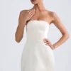 Haisley Bandeau Structured Tulip Miniklänning i elfenben Haisley Bandeau Structured Tulip Miniklänning i elfenben