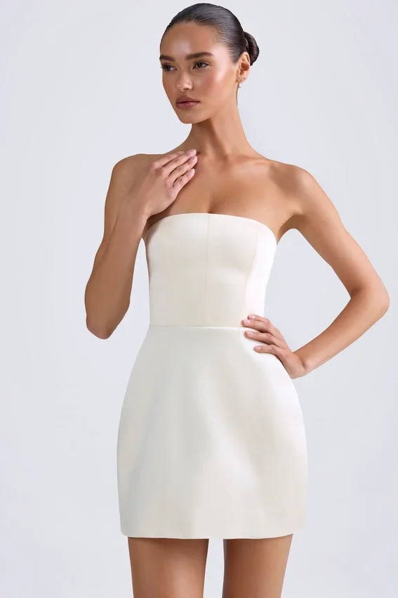 Haisley Bandeau Structured Tulip Miniklänning i elfenben Haisley Bandeau Structured Tulip Miniklänning i elfenben