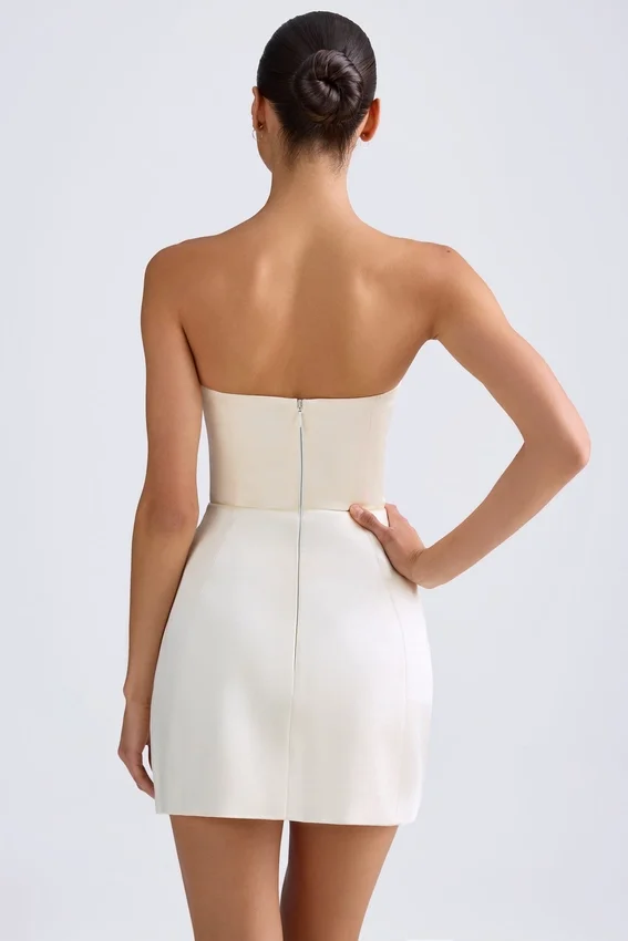 Haisley Bandeau Structured Tulip Miniklänning i elfenben Haisley Bandeau Structured Tulip Miniklänning i elfenben