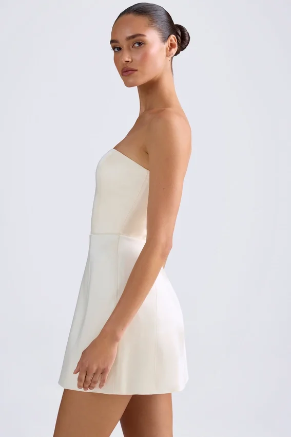 Haisley Bandeau Structured Tulip Miniklänning i elfenben Haisley Bandeau Structured Tulip Miniklänning i elfenben