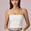 Hania Modal Broderie Anglaise Camisole Toppar i vitt Hania Modal Broderie Anglaise Camisole Toppar i vitt