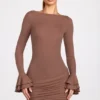 Helena ribbad modal långärmad draperad miniklänning i mocha Helena ribbad modal långärmad draperad miniklänning i mocha