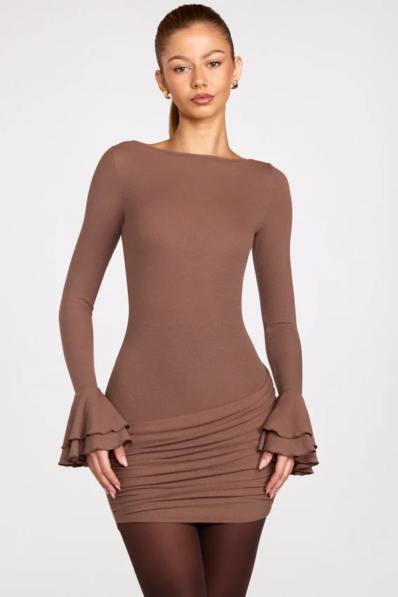 Helena ribbad modal långärmad draperad miniklänning i mocha Helena ribbad modal långärmad draperad miniklänning i mocha
