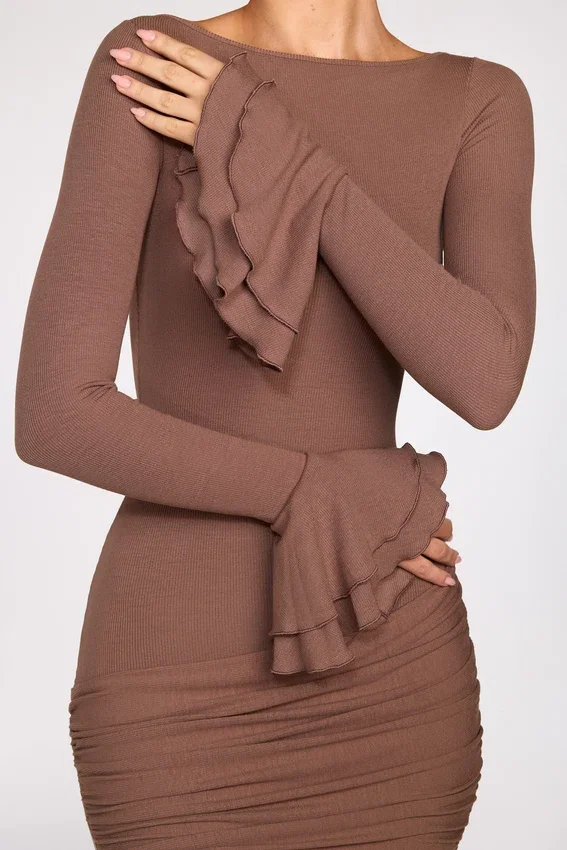 Helena ribbad modal långärmad draperad miniklänning i mocha Helena ribbad modal långärmad draperad miniklänning i mocha