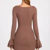 Helena ribbad modal långärmad draperad miniklänning i mocha Helena ribbad modal långärmad draperad miniklänning i mocha