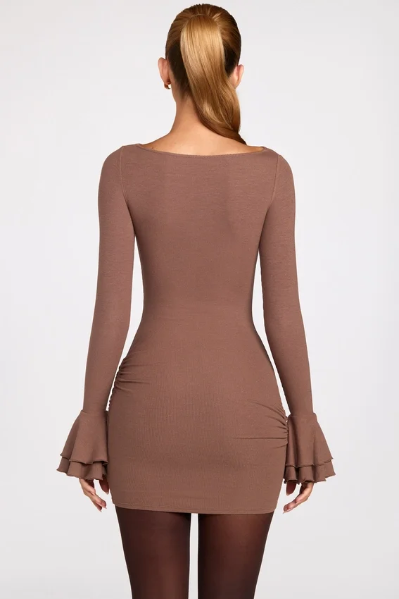 Helena ribbad modal långärmad draperad miniklänning i mocha Helena ribbad modal långärmad draperad miniklänning i mocha