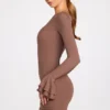 Helena ribbad modal långärmad draperad miniklänning i mocha Helena ribbad modal långärmad draperad miniklänning i mocha