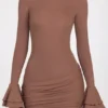 Helena ribbad modal långärmad draperad miniklänning i mocha Helena ribbad modal långärmad draperad miniklänning i mocha