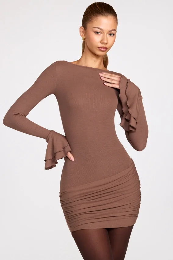 Helena ribbad modal långärmad draperad miniklänning i mocha Helena ribbad modal långärmad draperad miniklänning i mocha