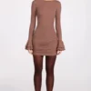 Helena ribbad modal långärmad draperad miniklänning i mocha Helena ribbad modal långärmad draperad miniklänning i mocha