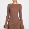 Helena ribbad modal långärmad draperad miniklänning i mocha Helena ribbad modal långärmad draperad miniklänning i mocha