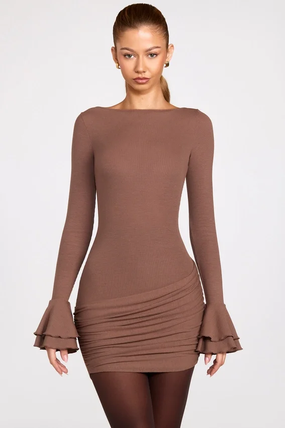 Helena ribbad modal långärmad draperad miniklänning i mocha Helena ribbad modal långärmad draperad miniklänning i mocha