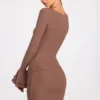 Helena ribbad modal långärmad draperad miniklänning i mocha Helena ribbad modal långärmad draperad miniklänning i mocha