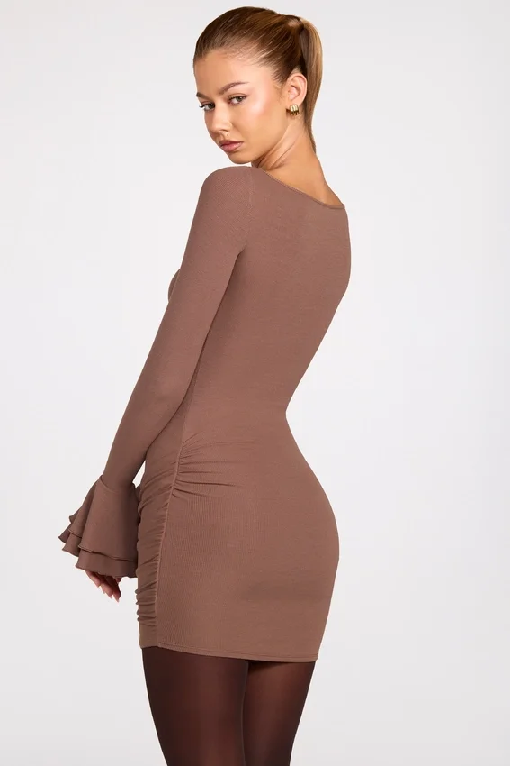 Helena ribbad modal långärmad draperad miniklänning i mocha Helena ribbad modal långärmad draperad miniklänning i mocha