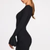 Helena ribbad modal långärmad draperad miniklänning i svart Helena ribbad modal långärmad draperad miniklänning i svart