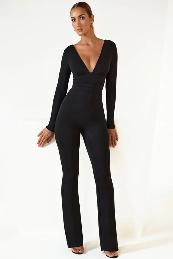Helene Modal Ruched Plunge Flared Jumpsuit i svart Helene Modal Ruched Plunge Flared Jumpsuit i svart