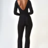 Helene Modal Ruched Plunge Flared Jumpsuit i svart Helene Modal Ruched Plunge Flared Jumpsuit i svart