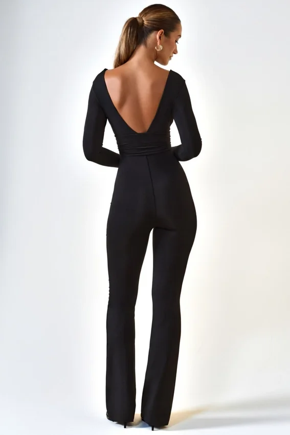 Helene Modal Ruched Plunge Flared Jumpsuit i svart Helene Modal Ruched Plunge Flared Jumpsuit i svart