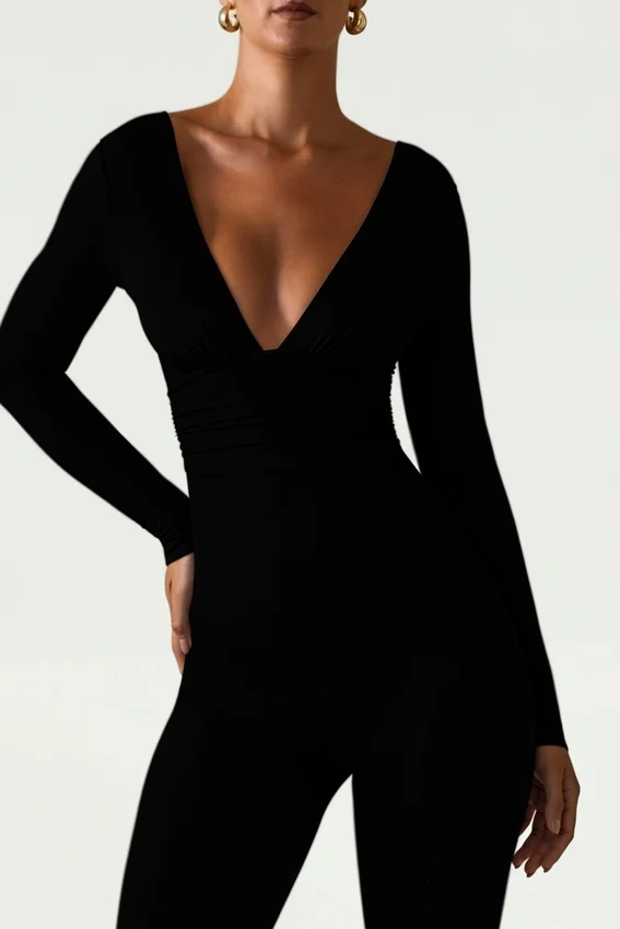 Helene Modal Ruched Plunge Flared Jumpsuit i svart Helene Modal Ruched Plunge Flared Jumpsuit i svart