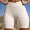 Högmidjade FlexiRib-bikeshorts i ivory Högmidjade FlexiRib-bikeshorts i ivory