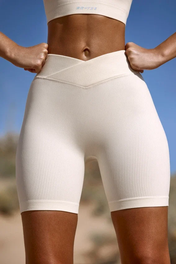 Högmidjade FlexiRib-bikeshorts i ivory Högmidjade FlexiRib-bikeshorts i ivory