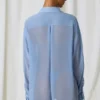 Hiva Oversized-skjorta med pärldetaljer i himmelsblått Hiva Oversized-skjorta med pärldetaljer i himmelsblått