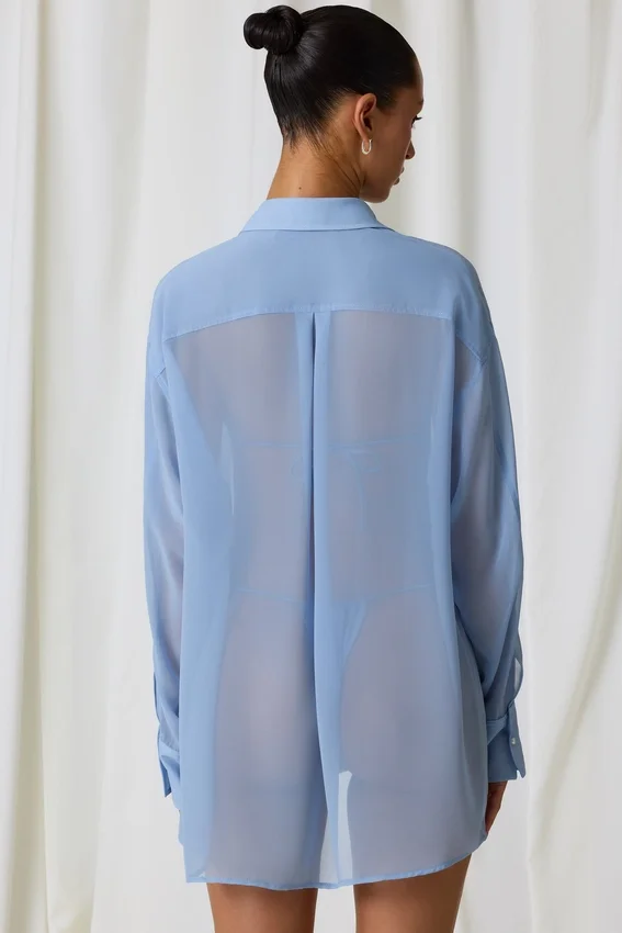 Hiva Oversized-skjorta med pärldetaljer i himmelsblått Hiva Oversized-skjorta med pärldetaljer i himmelsblått