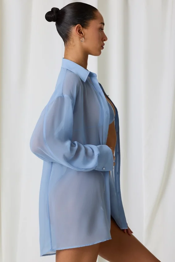 Hiva Oversized-skjorta med pärldetaljer i himmelsblått Hiva Oversized-skjorta med pärldetaljer i himmelsblått