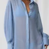 Hiva Oversized-skjorta med pärldetaljer i himmelsblått Hiva Oversized-skjorta med pärldetaljer i himmelsblått