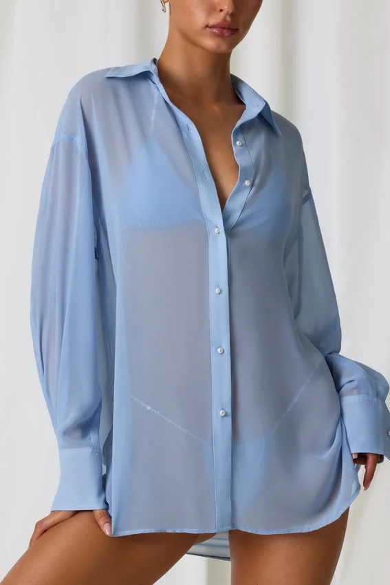Hiva Oversized-skjorta med pärldetaljer i himmelsblått Hiva Oversized-skjorta med pärldetaljer i himmelsblått