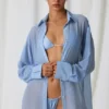 Hiva Oversized-skjorta med pärldetaljer i himmelsblått Hiva Oversized-skjorta med pärldetaljer i himmelsblått