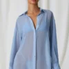 Hiva Oversized-skjorta med pärldetaljer i himmelsblått Hiva Oversized-skjorta med pärldetaljer i himmelsblått