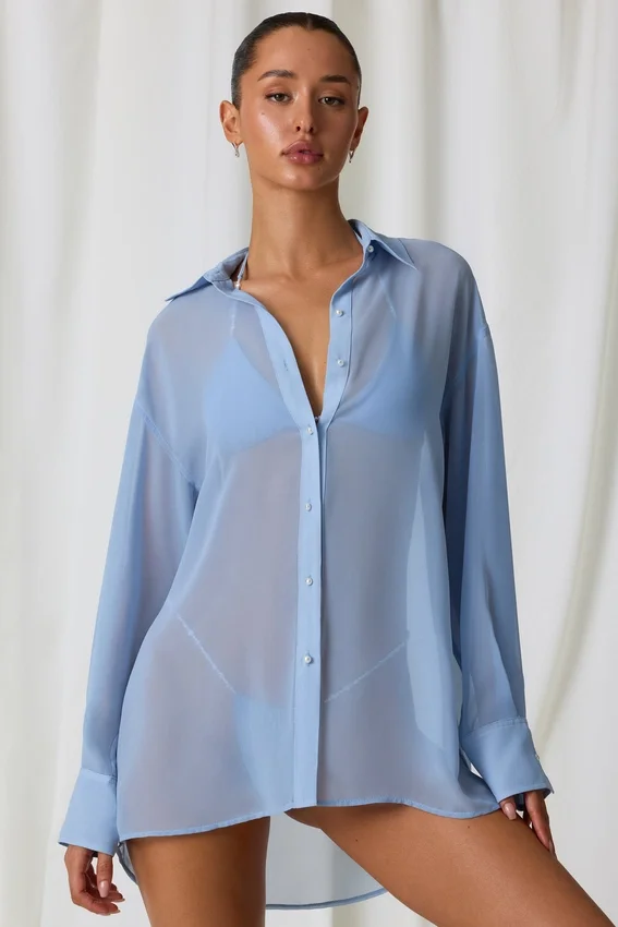 Hiva Oversized-skjorta med pärldetaljer i himmelsblått Hiva Oversized-skjorta med pärldetaljer i himmelsblått