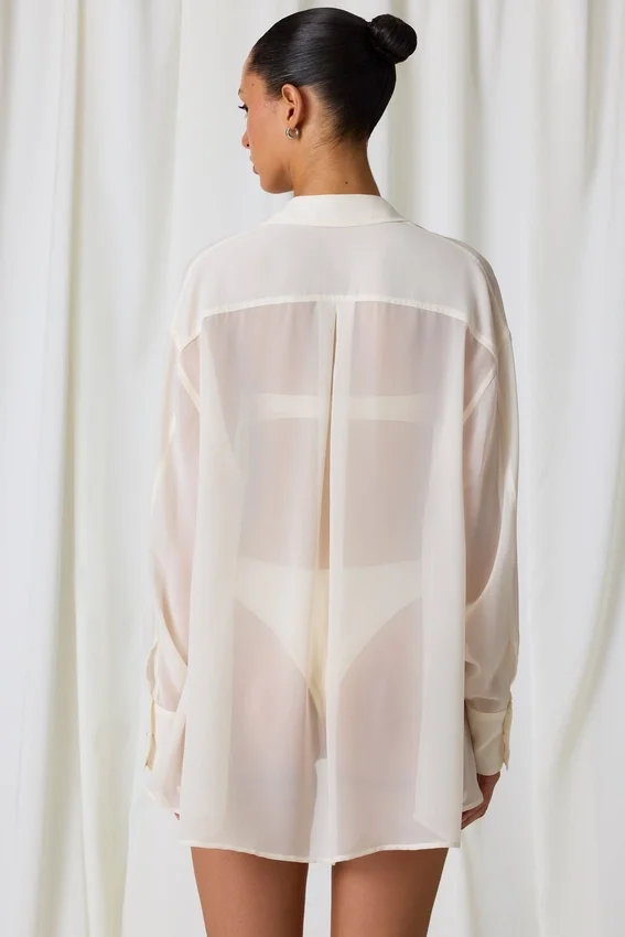 Hiva Oversized-skjorta med pärldetaljer i pärlvit Hiva Oversized-skjorta med pärldetaljer i pärlvit