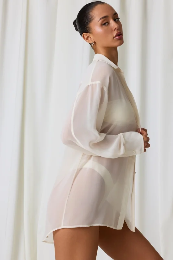 Hiva Oversized-skjorta med pärldetaljer i pärlvit Hiva Oversized-skjorta med pärldetaljer i pärlvit