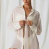 Hiva Oversized-skjorta med pärldetaljer i pärlvit Hiva Oversized-skjorta med pärldetaljer i pärlvit