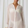 Hiva Oversized-skjorta med pärldetaljer i pärlvit Hiva Oversized-skjorta med pärldetaljer i pärlvit