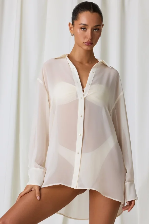 Hiva Oversized-skjorta med pärldetaljer i pärlvit Hiva Oversized-skjorta med pärldetaljer i pärlvit