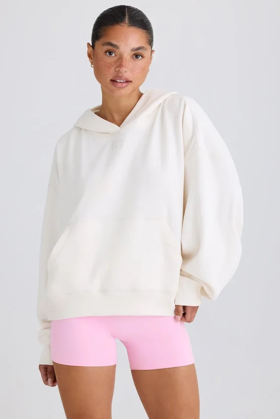 Hoodie i strukturerad bomullsjersey med grafiskt tryck i vitt Hoodie i strukturerad bomullsjersey med grafiskt tryck i vitt