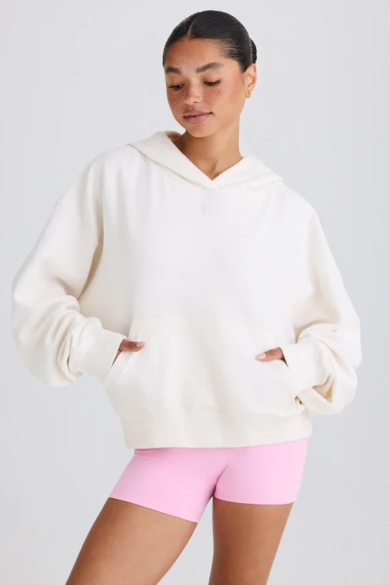 Hoodie i strukturerad bomullsjersey med grafiskt tryck i vitt Hoodie i strukturerad bomullsjersey med grafiskt tryck i vitt