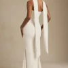 Imogene, axelbandslös klänning med scarf-detaljer i ivory Imogene, axelbandslös klänning med scarf-detaljer i ivory