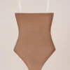 Intimates axelbandslös bodys i honungsfärg Intimates axelbandslös bodys i honungsfärg
